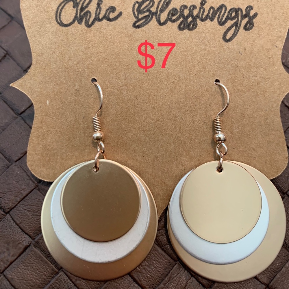 Round earrings